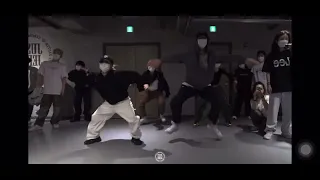Kickin’ back dance mirrored J-Ho