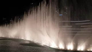 Dubai Mall Fountain. Дубай молл поющие фонтаны.