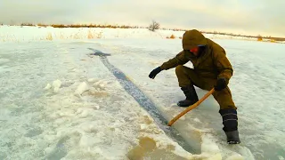 ЗАБРАЛИСЬ В САМУЮ ГЛУШЬ А ТУТ ТАКОЕ! ПОКЛЕВКА ЗА ПОКЛЁВКОЙ... Рыбалка в марте.