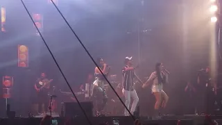 Maiara e Maraísa - 10% / com fã no palco ( Festeja Fortaleza 2019 )