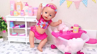 Baby doll morning bath routine! Play Dolls family time