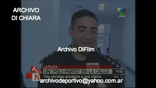 DiFilm - Policías ayudan a una Mama con un parto en la calle - 2010