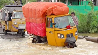 Risky PIAGGIO Ape Auto, Mahindra ALFA Plus Truck Auto Rickshaw 3 Wheeler are Crossing in Flood Water