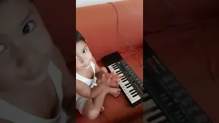 Gael tocando el piano y JO JO JO