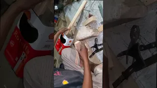 شاهد كيف صنع هذا المبدع اليمني - آلة عود من ادوات بسيطة جدا