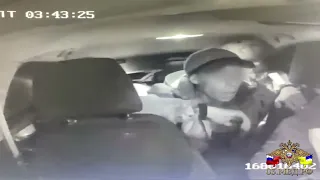 Пьяный водитель закатил концерт в полицейской машине