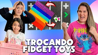 TROCAS DE FIDGET TOYS * EMPRESTEI os POP ITS pra uma CRI@NÇA de 8 ANOS!