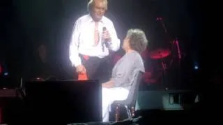 ENGELBERT ASKS A LADY ON STAGE