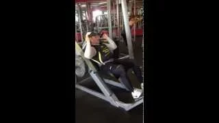 Дмитрий Голубочкин в  Ultimate GYM - приседания  в гакк-тренажере!