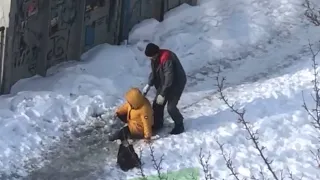Женщины тонут в зыбучих снегах.