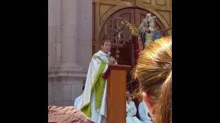 Padre contando chistes en misa.