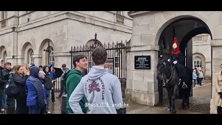 King's guard charges his horse at two piss taking tourist's #thekingsguard