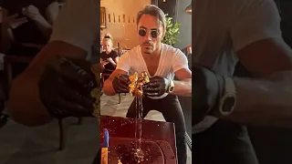 🍔 Nusret Serving Golden Steak Burger - #SALTBAE NUSRET VIDEO #14 | FAMOUS CHEF #NUSRET #shorts