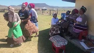 Omama BaKwaRaqo KuTsembeyi bayombela "Singing Traditional Xhosa songs