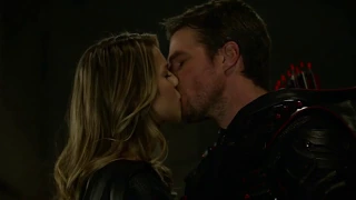 Kara Danvers & Oliver Queen Kiss