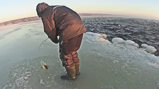 ТАКОЕ зимой лучше НЕ ПОВТОРЯТЬ! Судаки жрут вибы на подводную камеру