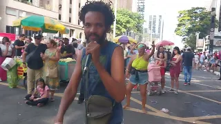 dorme sujo faz participação em show na avenida Paulista