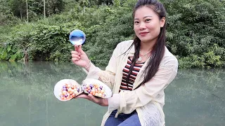 🔥The girl is searching for treasure in the river, and the huge clam emits a colorful pearl light