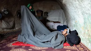 Old lovers woke up on a snowy day and cooked the most traditional food of Afghanistan