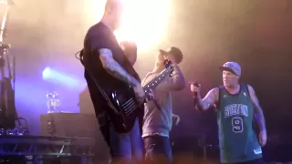 Fred Durst vs fan who tries to take his cap