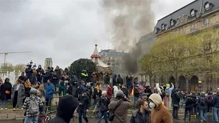 Macron promulga su impopular reforma de las pensiones en Francia pese a las protestas | AFP