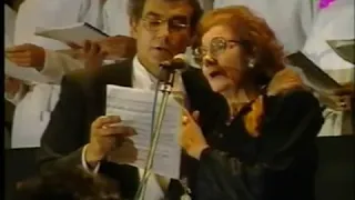 Placido Domingo junto a su madre, Pepita Embil, cantan "Aurtxo seaskan"