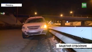 На улице Копылова водитель Лады Ларгус зацепил отбойник - ТНВ