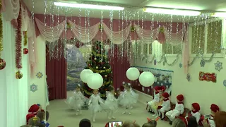 танец "Снежинок" в средней группе