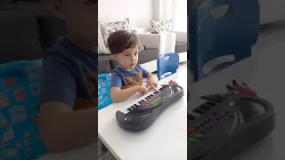 Onur oyuncak piano oyunu oynadı müzik açtı