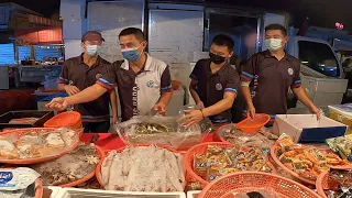 1025-7老闆說阿碩現在都職業傷害了 跟女朋友出去都到處去跟人收錢 嘉義趙又廷 海鮮拍賣 海鮮叫賣 星期一台南永大夜市 Taiwan seafood auction