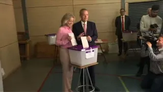 Australia: Opposition leader Bill Shorten casts his vote