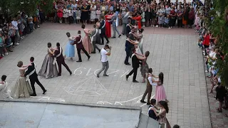 Випускний танець (ракурс з вікна третього поверху)