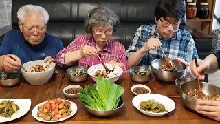 너무 맛있다~! 꼬막 비빔밥과 시원한 오이미역냉국 (돌산갓 피클, 상추, 딸기) Cockle Bibimbap Mukbang / Korean Food Recipes