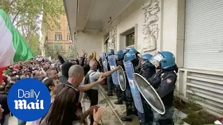 Covid-19: Anti-vax protesters take over Rome targeting Draghi's office