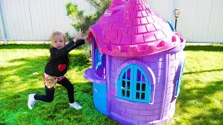 Stacy and dad build a new playhouse castle