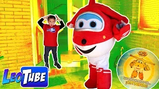 Leo encuentra la tarjeta dorada y recibe la visita de Jett de los Super Wings