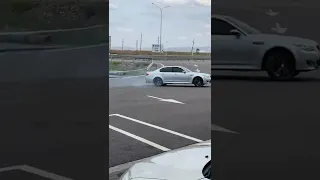 BMW M5 E60 делает грязь на заправке 😁😁😁