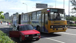 Ретро автобусы, автомобили и современный транспорт. Ретро парад 2021 в Санкт-Петербурге