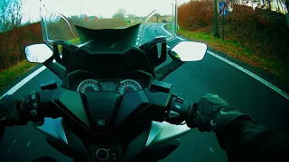 Pointe de vitesse avec l'honda Forza 125 avec un vent de face