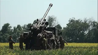 Ukraine : avec les artilleurs ukrainiens qui utilisent des canons Caesar fournis par la France