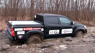 Toyota HiLux - Offroad спасаем трактор!