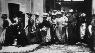 La salida de los obreros de la fábrica Lumière (1895) [película muda completa]