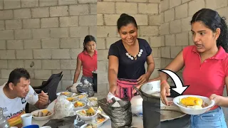 Por primera vez almorzando en casita de Elvia un delicioso Caldo de Res con el grupo