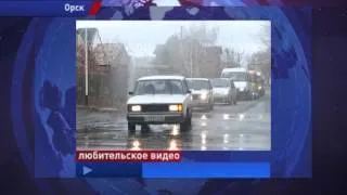 В ОРСКЕ ВОДА БЬЕТ ИЗ ПОД ЗЕМЛИ