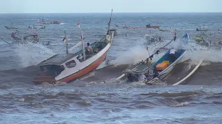 PANTAI PESISIR PUGER..DUA PERAHU SPEED BOATS ALAMI TERBANG KENA GEMPURAN OMBAK BESAR