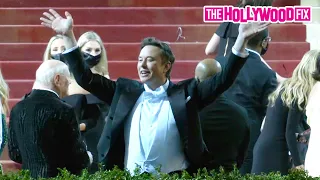 Elon Musk Waves To Fans While Arriving With His Mother Maye Musk At The 2022 MET Gala In New York