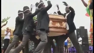 Весёлые похороны: танцы с гробами на плечах / Мем из интернета