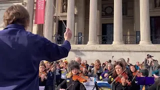 Trafalgar Square orchestra plays Ukrainian national anthem