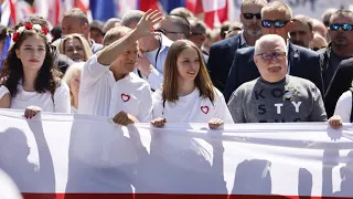 Lech Walesa joins hundreds of thousands of Poles in anti-govt march in Warsaw • FRANCE 24 English