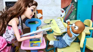 WHAT ARE YOU DOING HERE, BOY??Katya and Max are a fun family! Funny Barbie Dolls STORIES Darinelka
